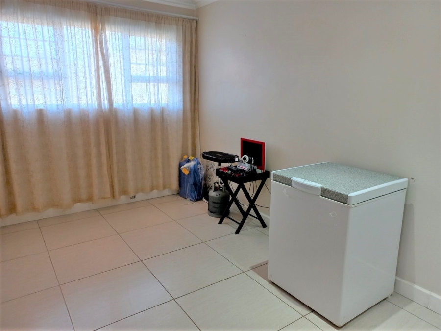 To Let 4 Bedroom Property for Rent in Kidds Beach Eastern Cape